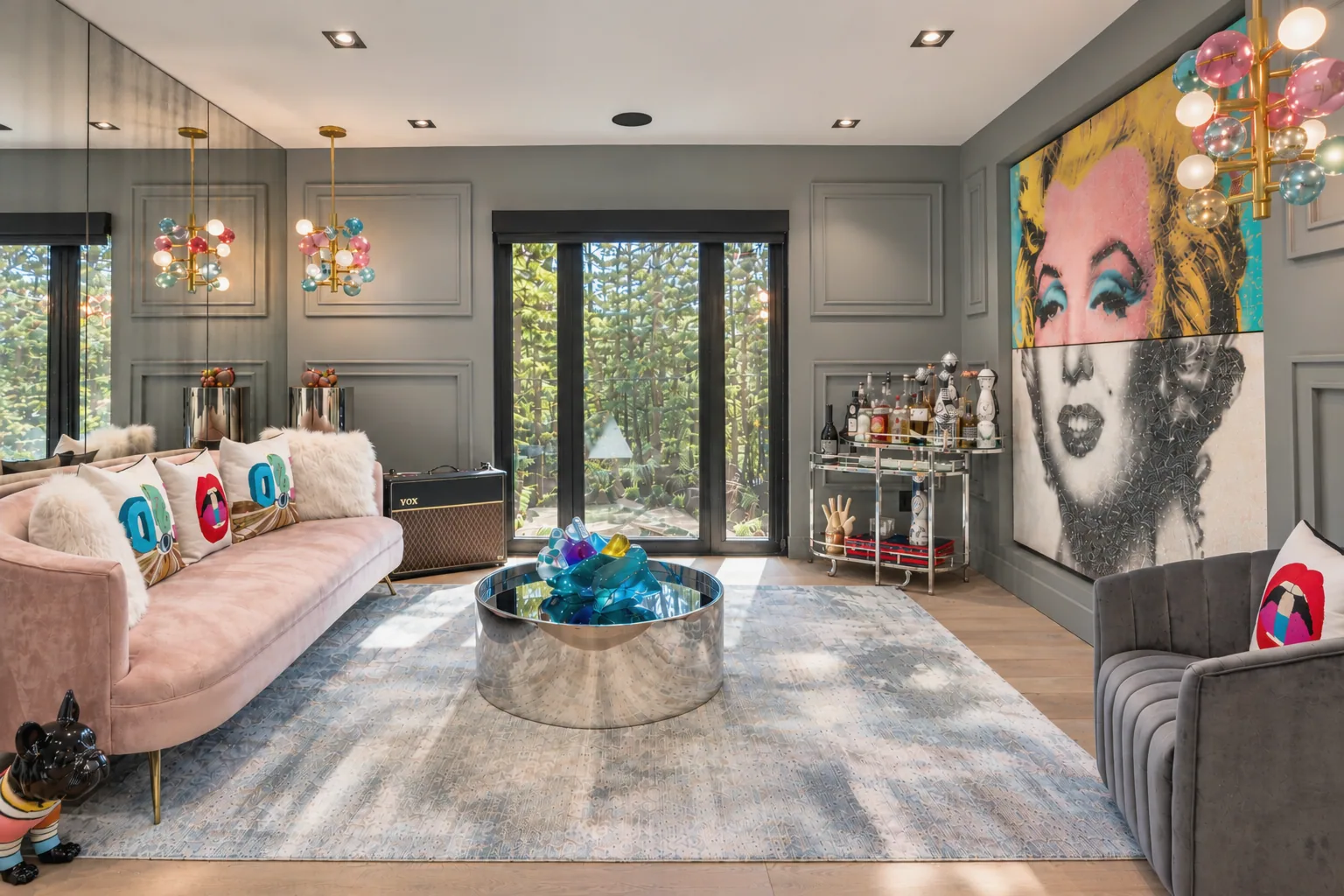 Glamorous Pop-Art Living Room Retreat